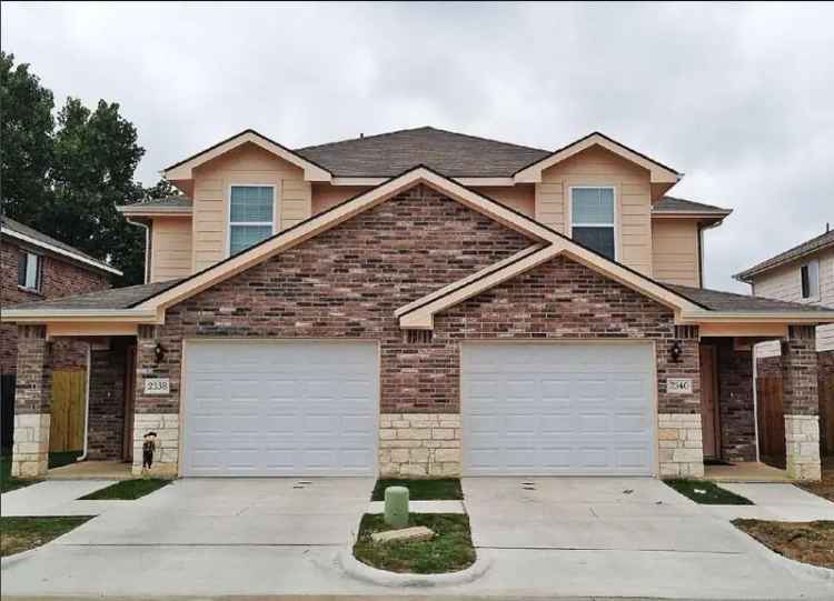 Rent Energy Efficient Townhome in Arlington with Open Floor Plan and Amenities