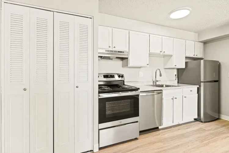 Rent Classic Apartments in Denver Capitol Hill Near Cheesman Park