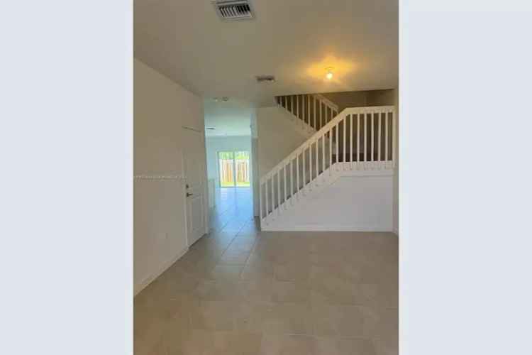 Rent Townhouse in Coral Springs with 4 Bedrooms and Community Amenities