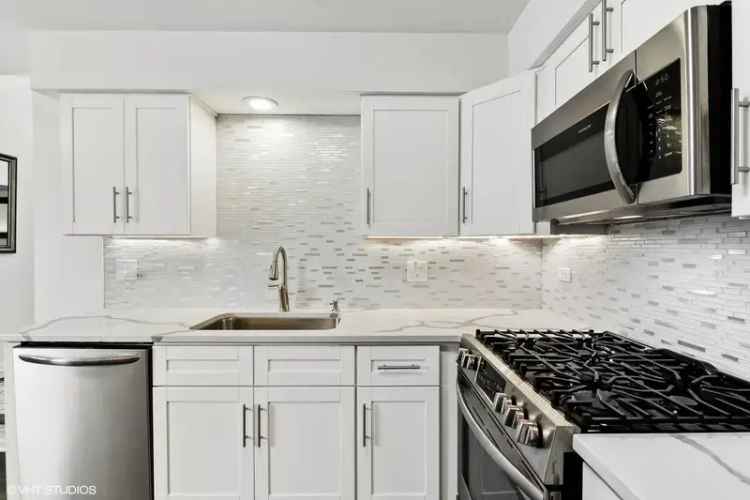 Rent Amazing Townhouse in Gurnee with Renovated Interiors and Garage