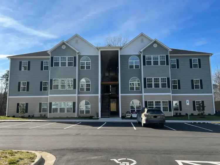 Rent Spacious 2 Bedroom Condo Near Shopping Center