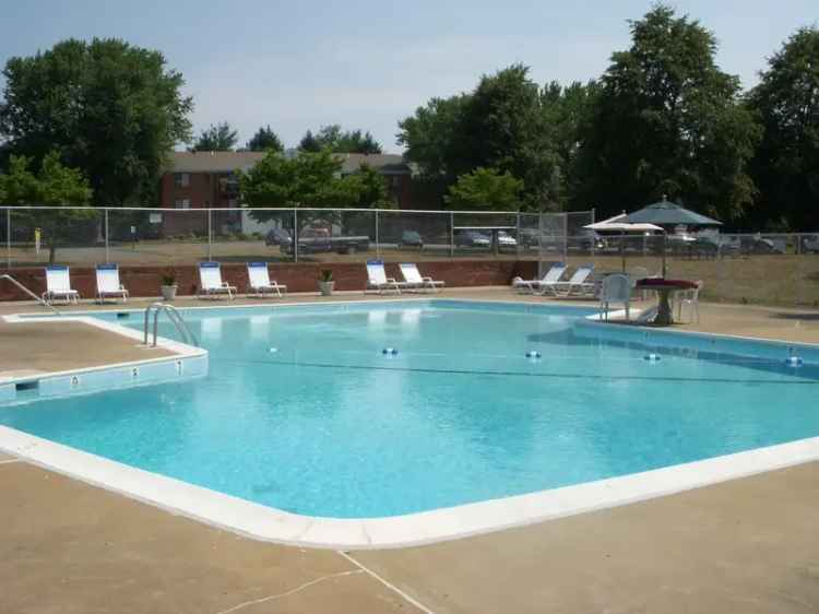 Rent One Bedroom Apartment Unit in Country Club Green Leesburg VA