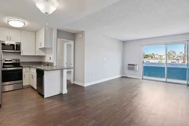 Rent Apartment in West Hollywood with Pool and Fitness Center