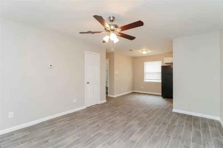 Rent Beautifully Designed Pet Friendly Home with Spacious Layout