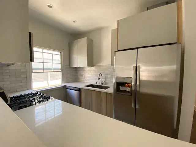 Spacious Apartment with Gated Parking Near USC and Cleaning Service