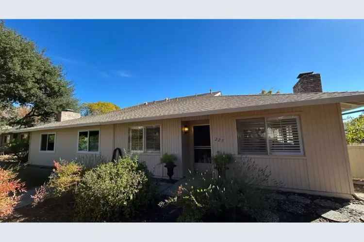 Rent Single Family Home in Oakmont with Beautiful Patio and Garden