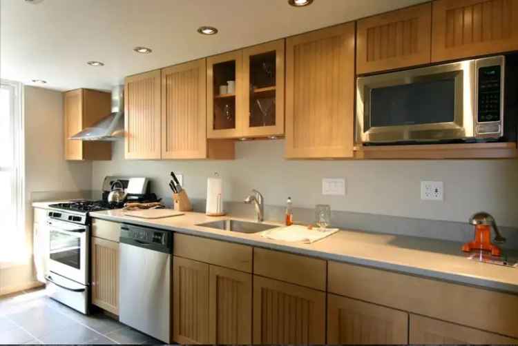 Top Floor Apartment for Rent in Queen Village with Modern Features