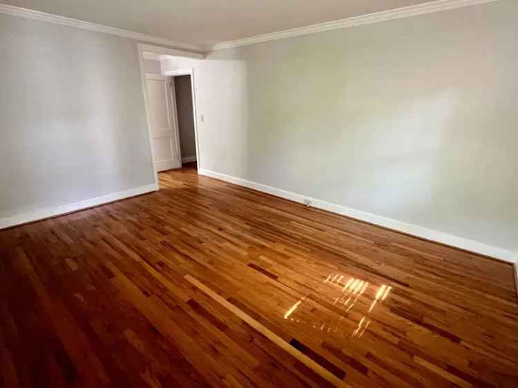 Rent Duplex in Shandon Featuring 2 Bedrooms and Hardwood Floors