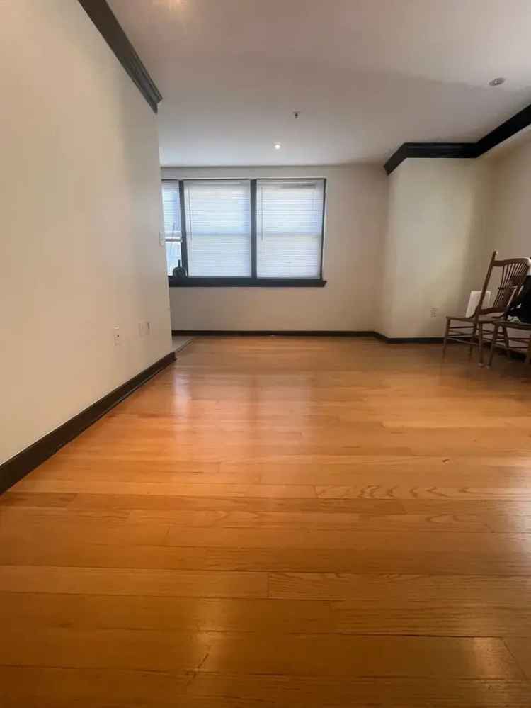 Rent Large Corner Unit Apartment in Downtown Philadelphia with Modern Amenities