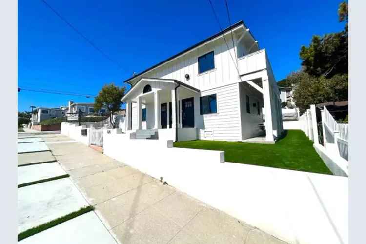 Invest in a renovated triplex in San Pedro with income potential