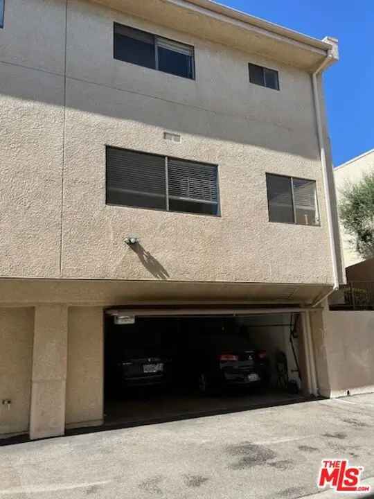 House For Sale in 18417, Collins Street, Los Angeles, California