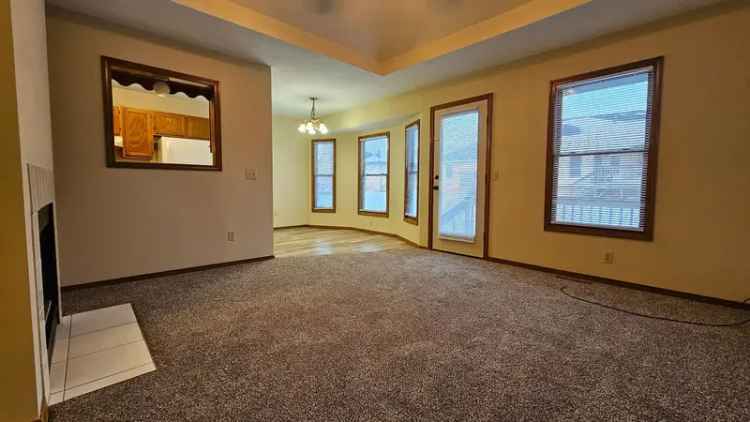 Duplex for Rent in Springfield with 2 Bedrooms and Cozy Features