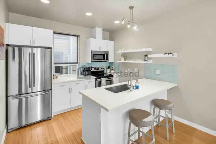 Rent Townhouse in Seattle with 2 Bedrooms and Modern Features