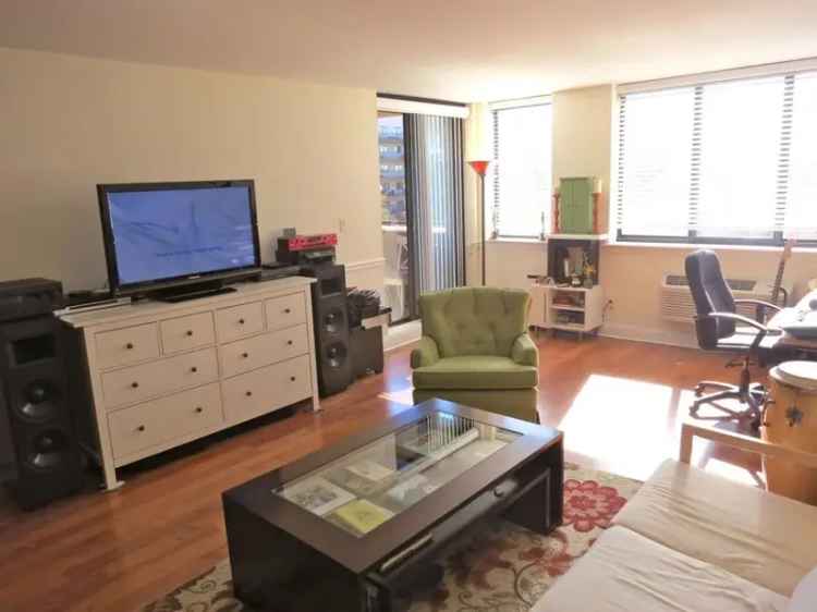 Rent Apartment Unit in Downtown Newark with Balcony and Gym