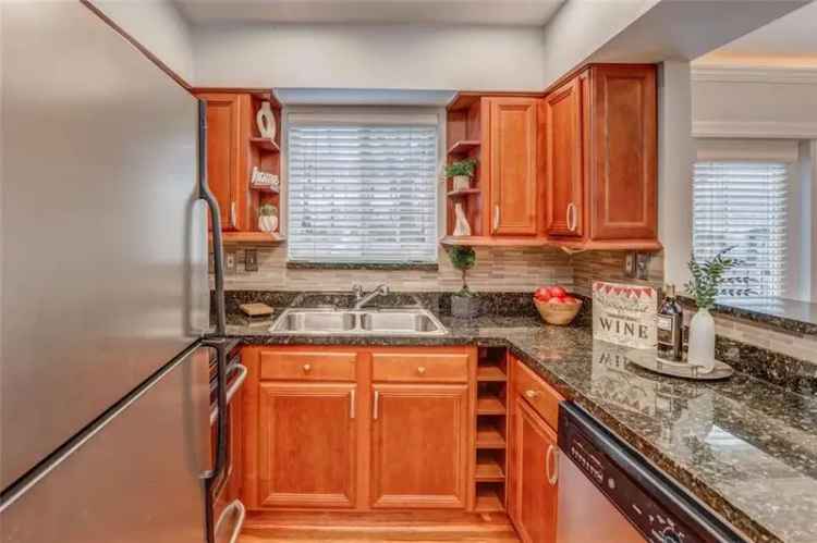 Rent 1 Bedroom Apartment Unit in Arbors at Sandy Springs with Amenities