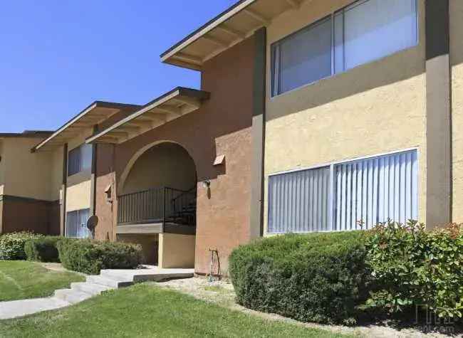 Rent Apartments at Sunrise Vista in a Great Location with Pool and More