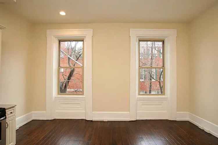 Rent Apartment Unit in Washington Square with Modern Amenities