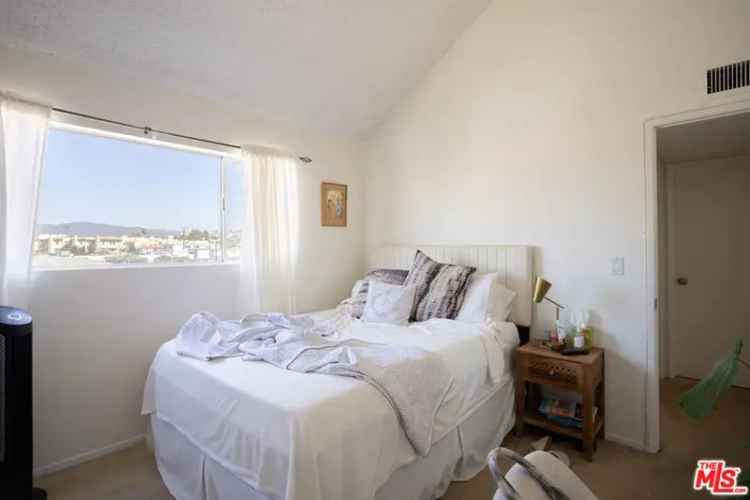 Rent Multifamily Property in Santa Monica with Private Balconies