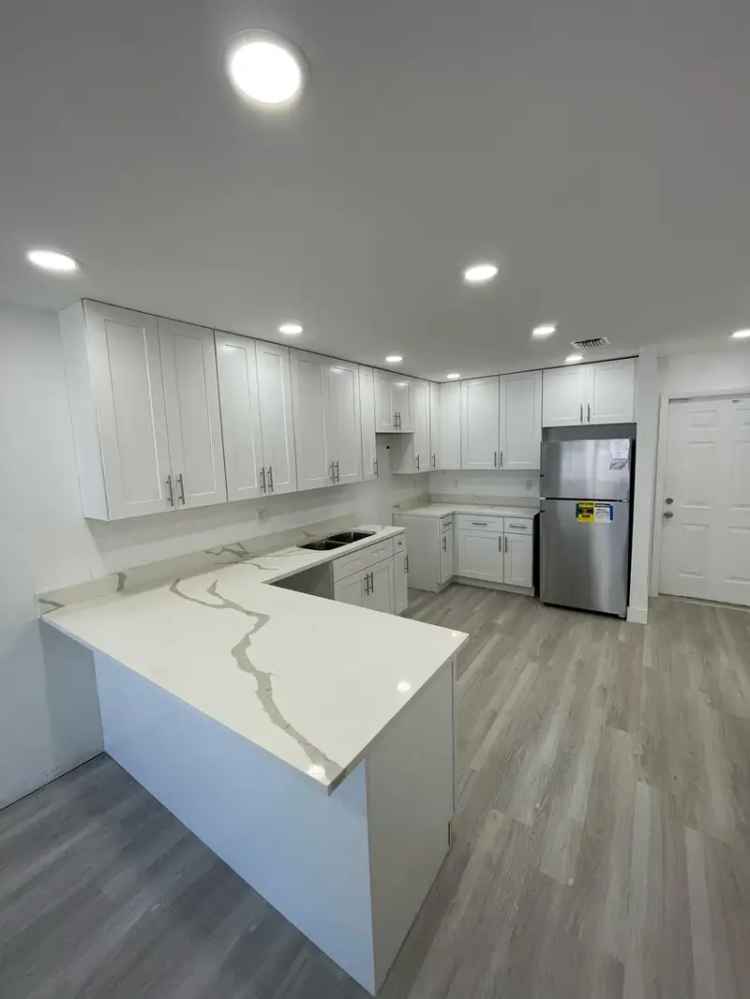 Rent Large Apartment Unit in Hollywood with Open Kitchen and Amenities