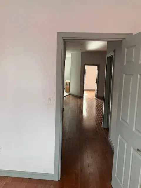 Rent Spacious 3 Bedroom Apartment in Prime Brooklyn Location