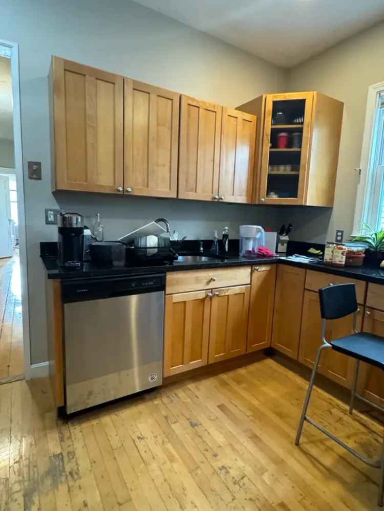 Apartment for Rent Spacious 4 Bed 1 Bath in Mission Hill