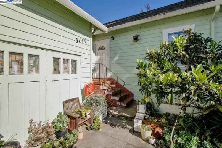 Buy Bungalow in Oakland with Garden and Versatile Spaces