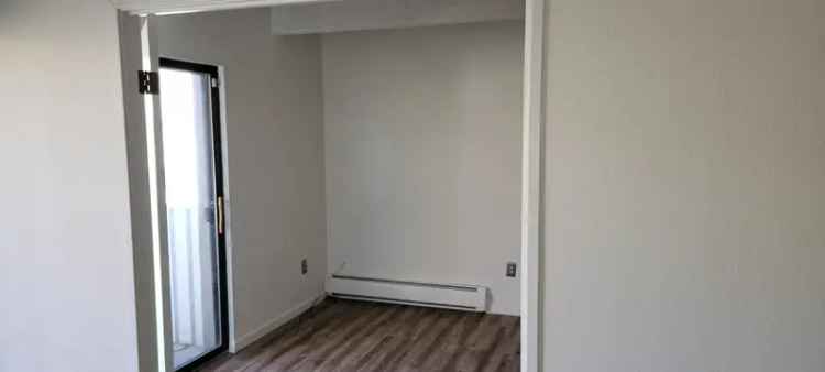 Rent 1 Bedroom Apartment Unit with Den in Aurora with Pool and Gym