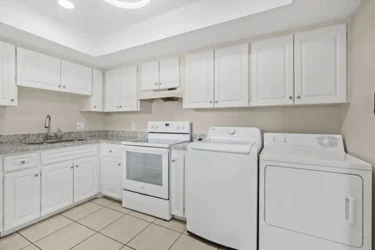 Rent 2 Bedroom Apartment in Southeast Cape Coral with Modern Features