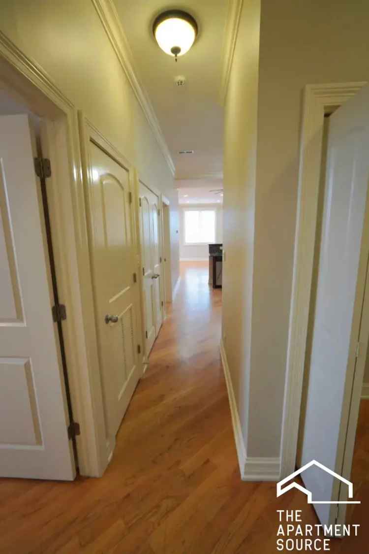 Rent Quality Apartment Condo in West Rogers Park with Great Amenities