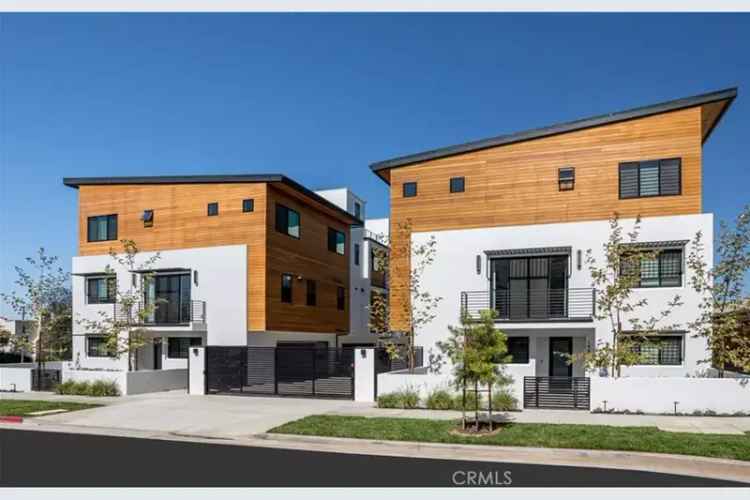 House For Sale in 1569, Hi Point Street, Los Angeles, California