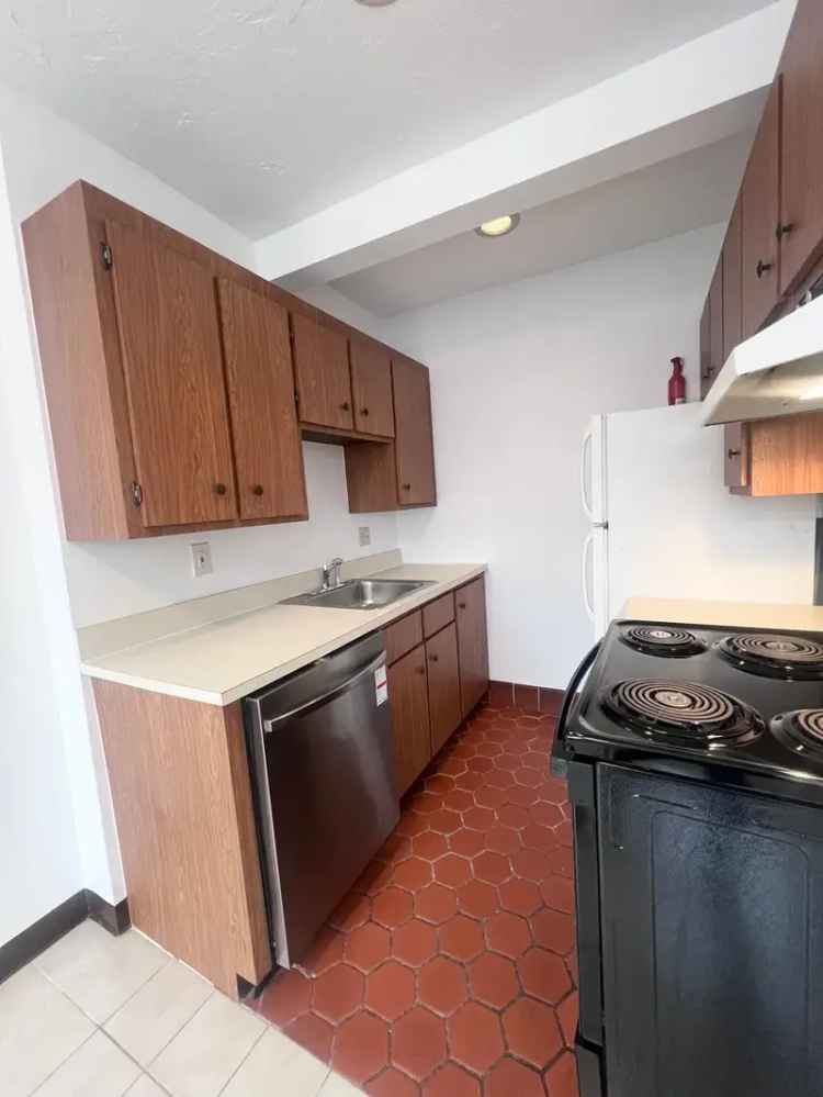 Condo for Rent in Brighton with Spacious Layout and Parking