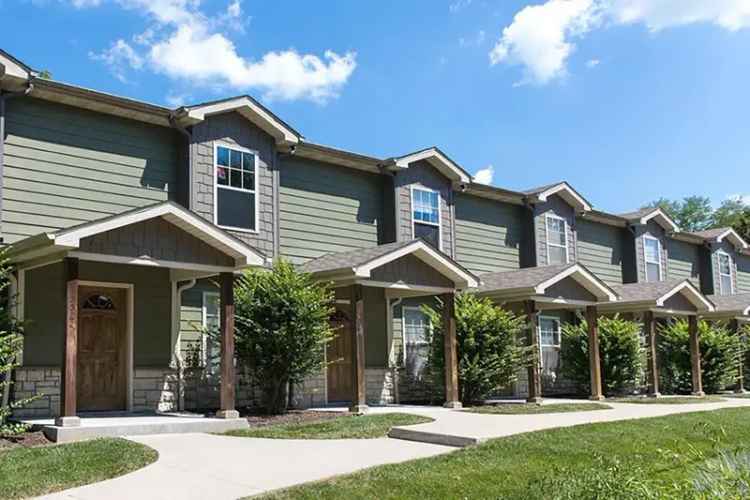 Rent Townhomes Near Mizzou Campus with Pool and Basketball Court