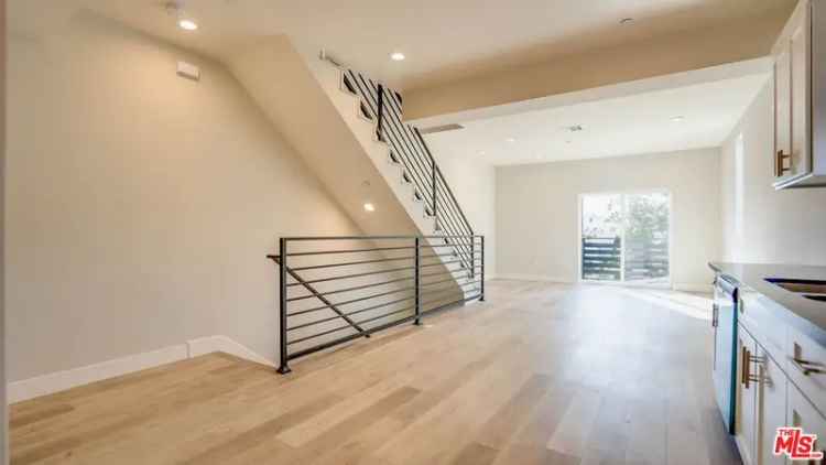 House For Sale in 610, North Gramercy Place, Los Angeles, California