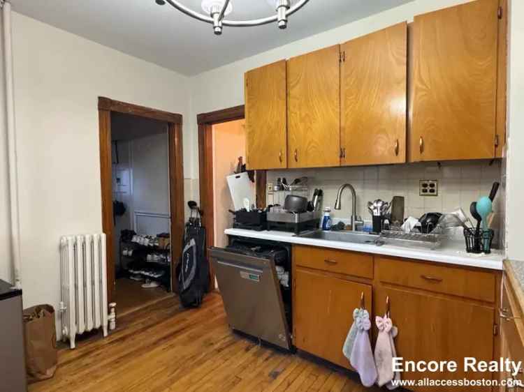 Rent Modern Apartment Unit in Boston with Spacious Rooms and Yard