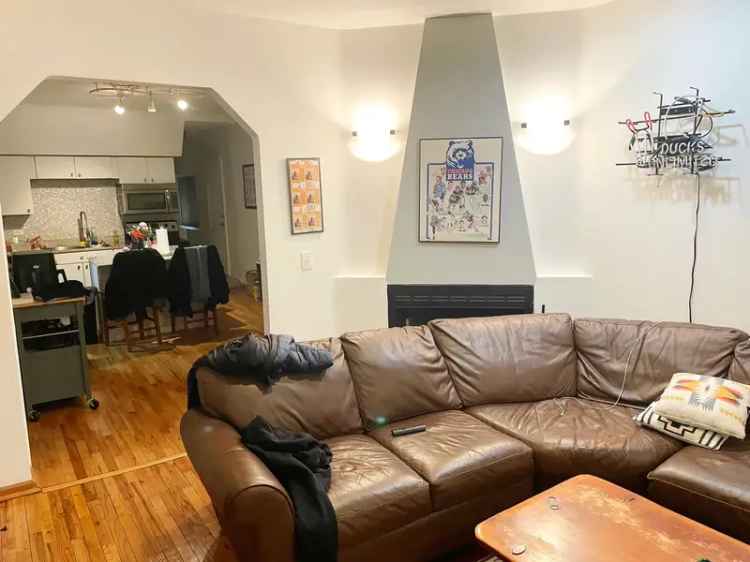 Rent Apartment Unit in River West with Large Bedrooms and Modern Features