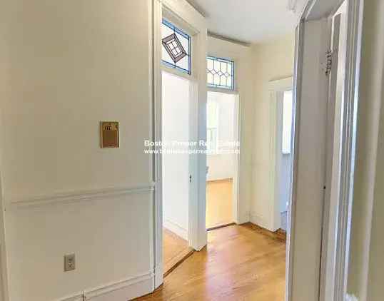 Rent Apartment Unit in Fenway with 1 Bedroom and Convenient Amenities