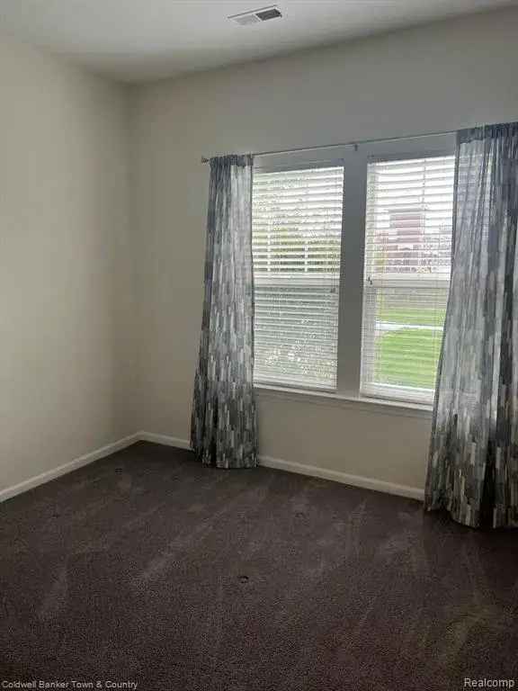 Rent Apartment Unit Beautifully Maintained in Quiet Complex