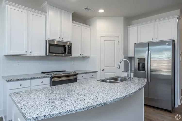 Rent Luxury Three Bedroom Apartments in Covington With Upscale Amenities