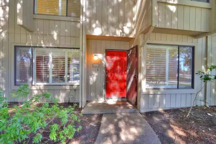 Buy townhouse in Campus Commons with modern features and amenities