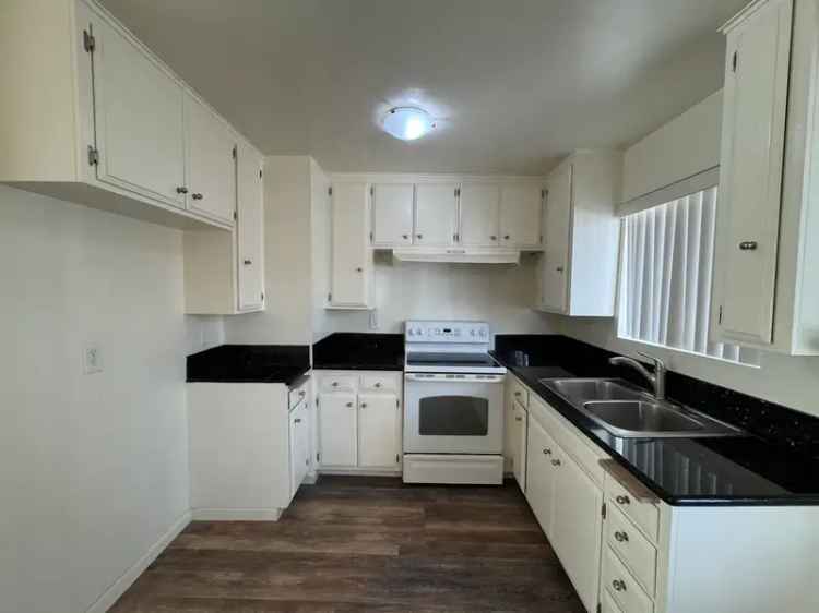 Rent Fabulous 2 Bedroom Apartment Unit with Courtyard