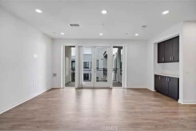 Rent Single Level Condo at Central Park West with Luxury Amenities