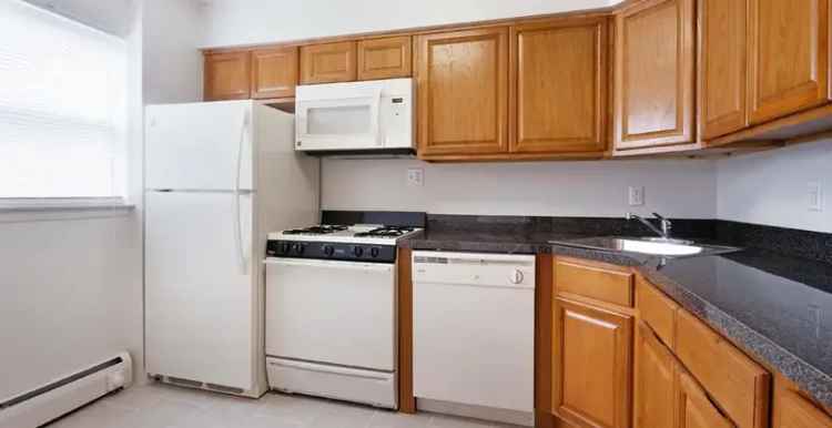 Rent Apartments in Highland Park with Spacious Kitchens and Scenic Grounds