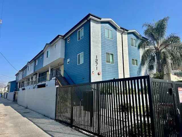 Townhouse for Rent in Los Angeles with 3 Bedrooms and Modern Features