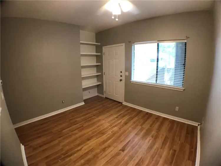 Prelease Rent Apartment Great Location Available Fall 2025