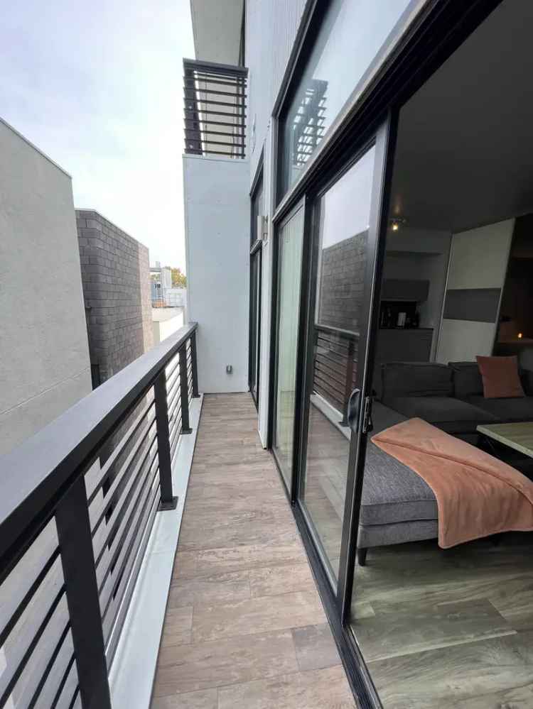 Rent Apartment in San Diego with Large Outdoor Patio and Modern Finishes