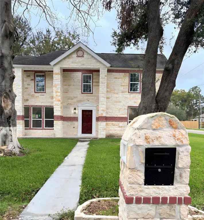 Rent Stunning Fully Renovated Home with Modern Elegance in Alvin