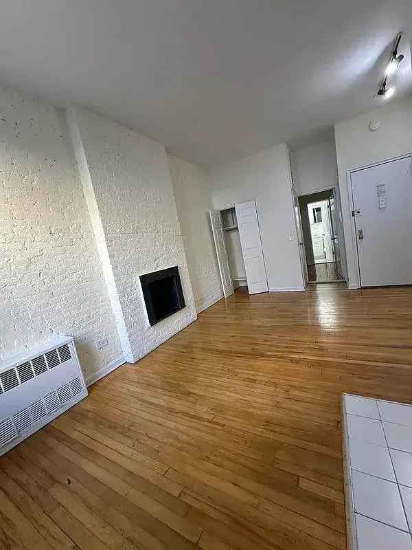 Rent 1 Bedroom Apartment Unit with High Ceilings and Renovations