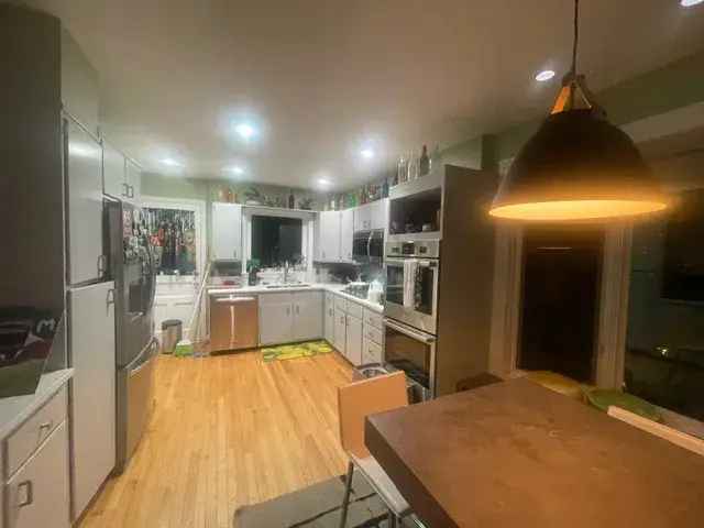 Rent Spacious 5 Bedroom Home in Forest Hills with Large Backyard