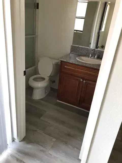 Rent Spacious Updated Apartment in Los Angeles with Balcony and Laundry