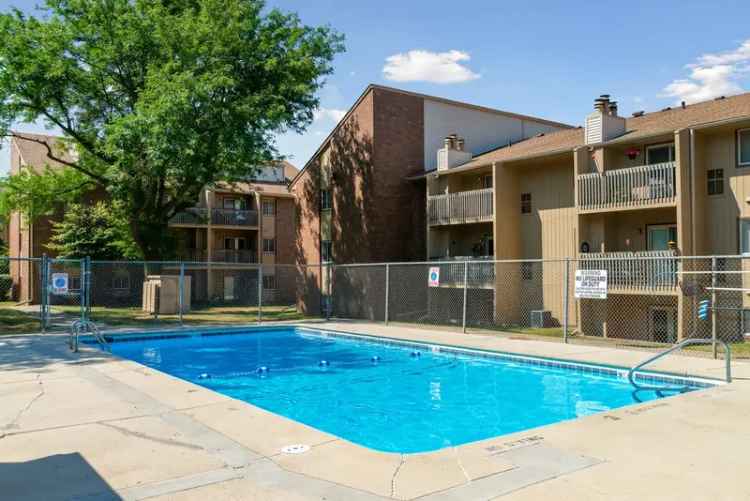 Rent Apartments in West Des Moines with Pool and Golf Course Access